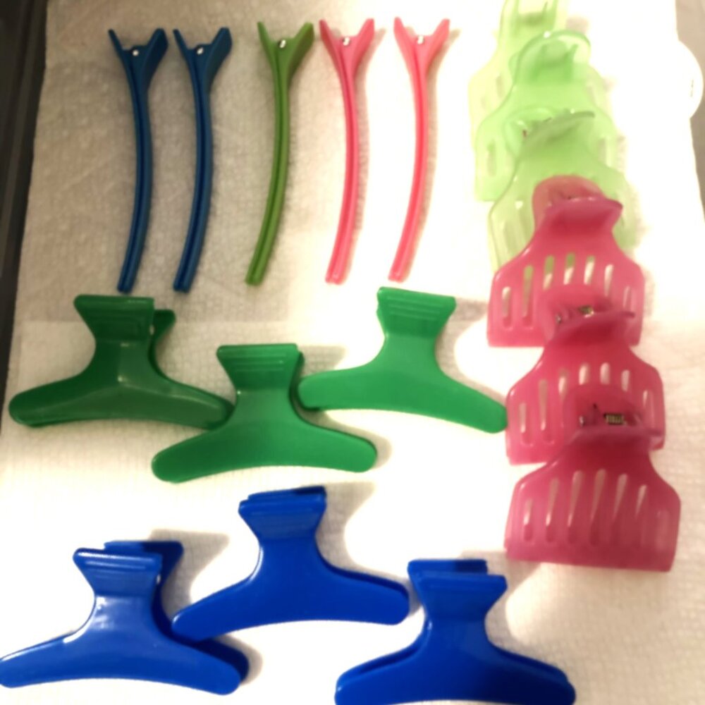 ITEM NO. 28: Various hair clips. New.